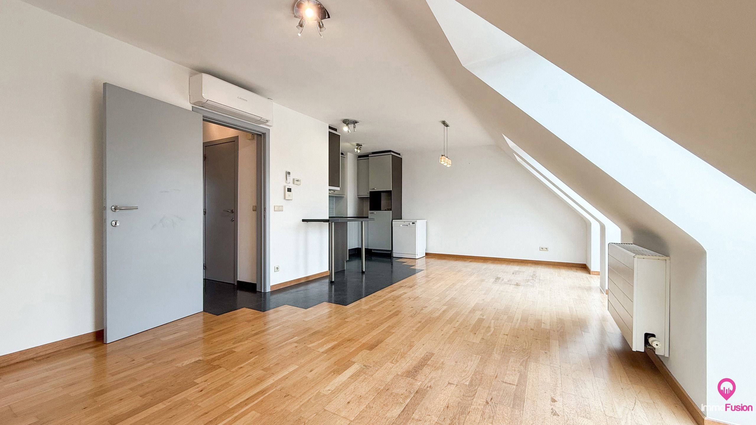 Duplexappartement met terras met uitstekende verbinding!  foto {{pictureIndex}}