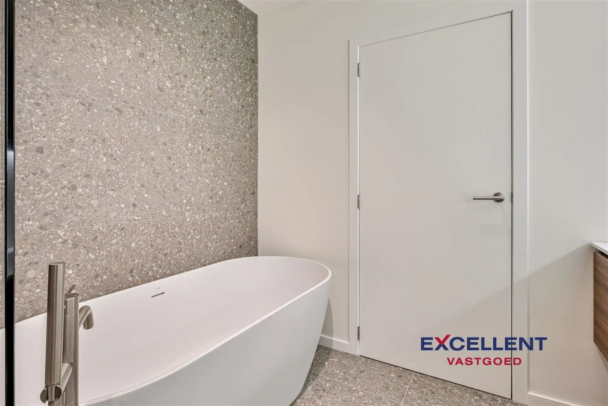 Volledig gerenoveerd 2-slaapkamer appartement centrum Deinze te huur foto 8