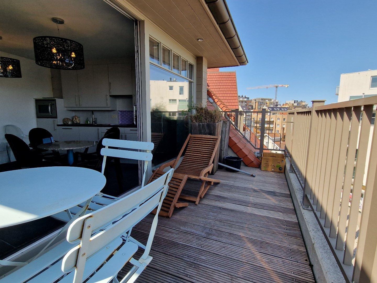 INSTAPKLAAR GEZELLIG DUPLEX APPARTEMENT MET GROOT ZONNETERRAS GELEGEN IN HET CENTRUM EN OP 100 METER VAN HET STRAND VAN DE PANNE foto 5