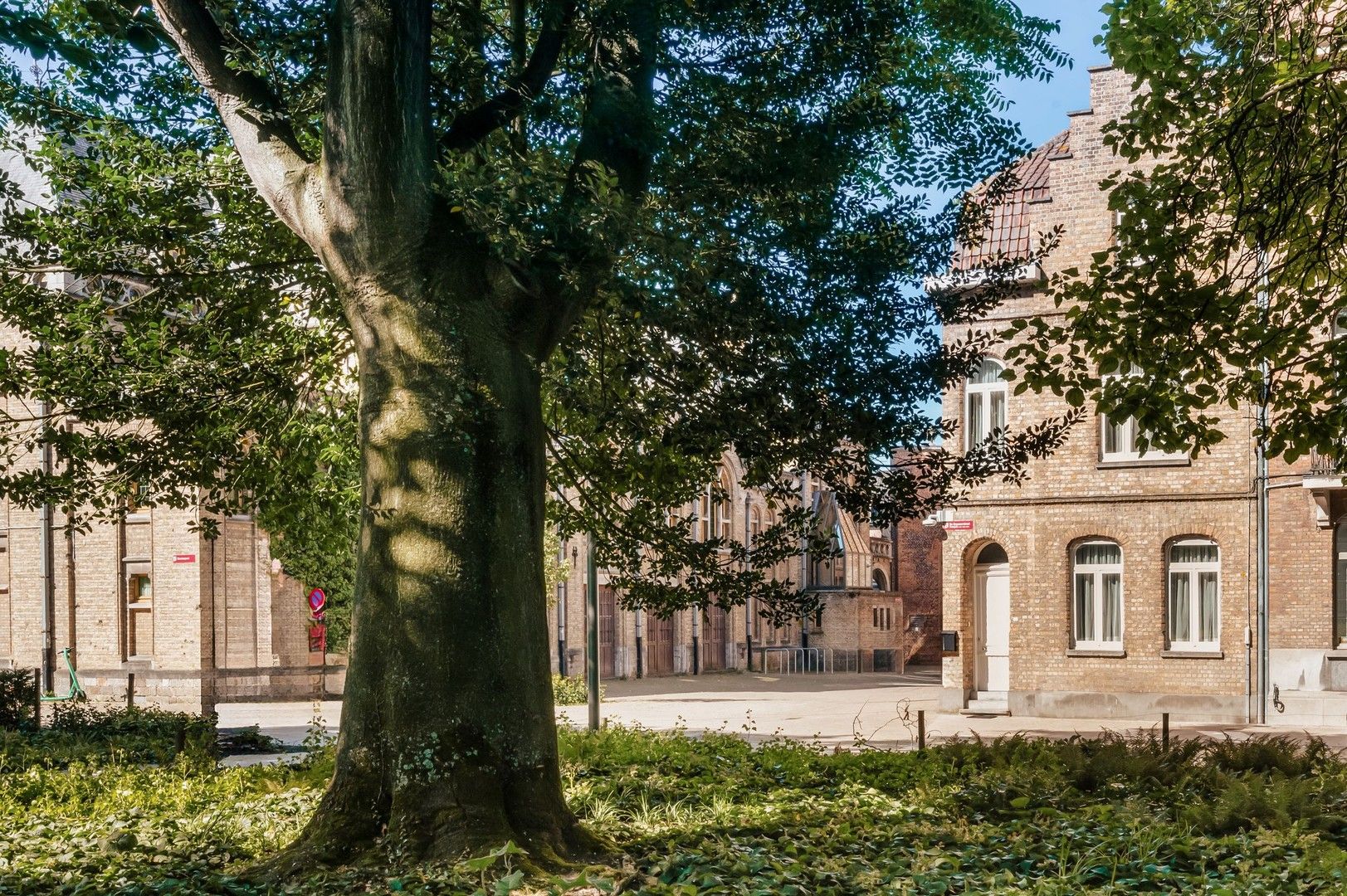 Authentieke hoekwoning met 3 kamers op unieke ligging in het hart van Ieper foto 4