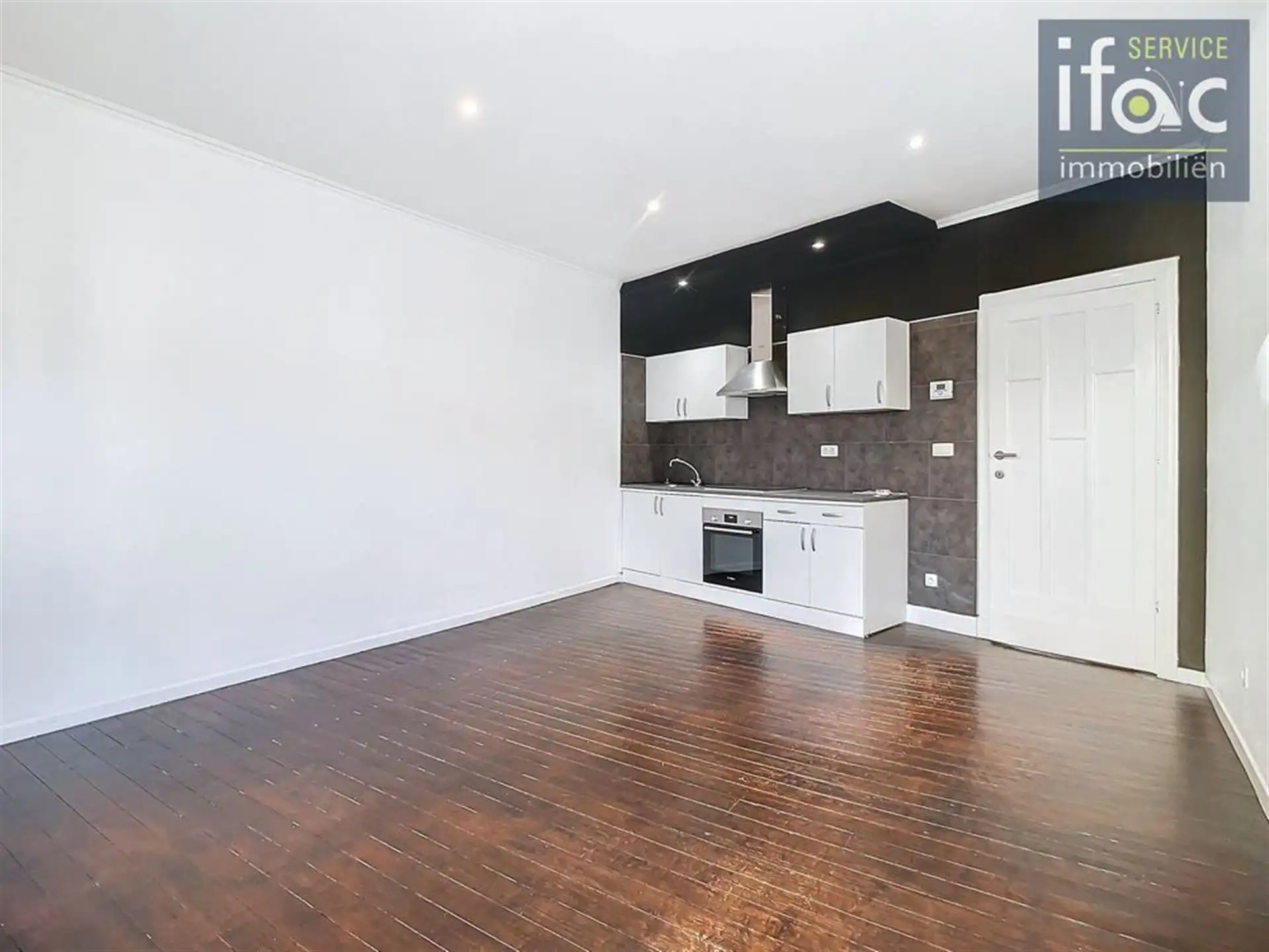 Opbrengstgebouw met handelsruimte en appartment foto 18