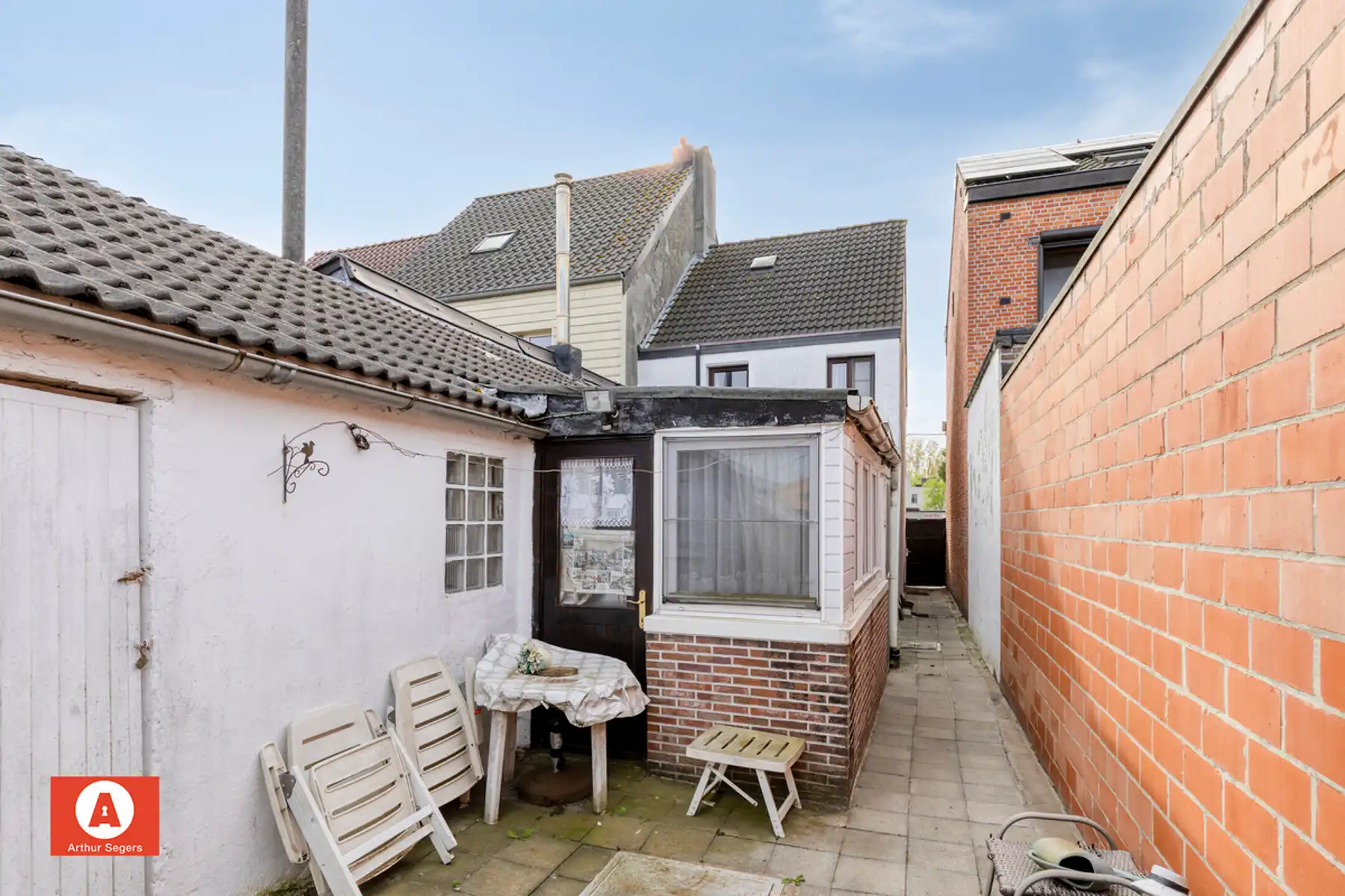 Solide half-open bebouwing met achtergelegen fietswegel. foto 21