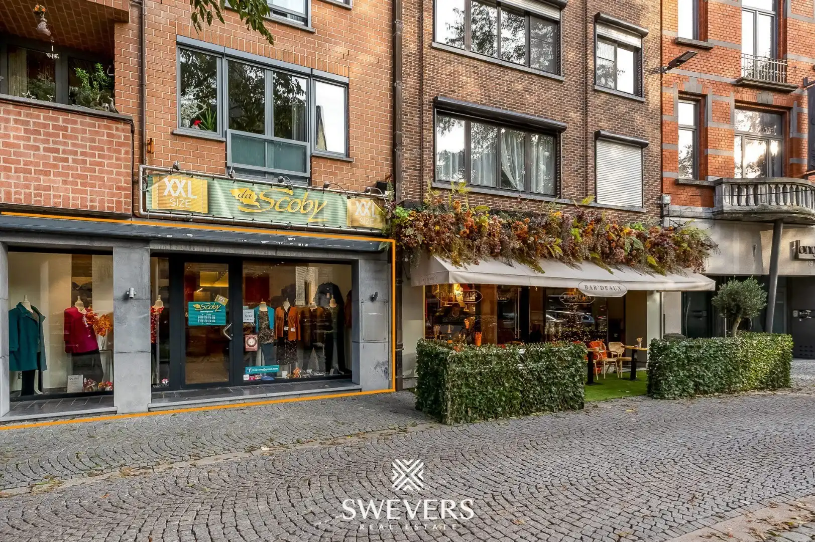 Commerciële topligging aan Sint-Martenplein in Sint-Truiden foto {{pictureIndex}}