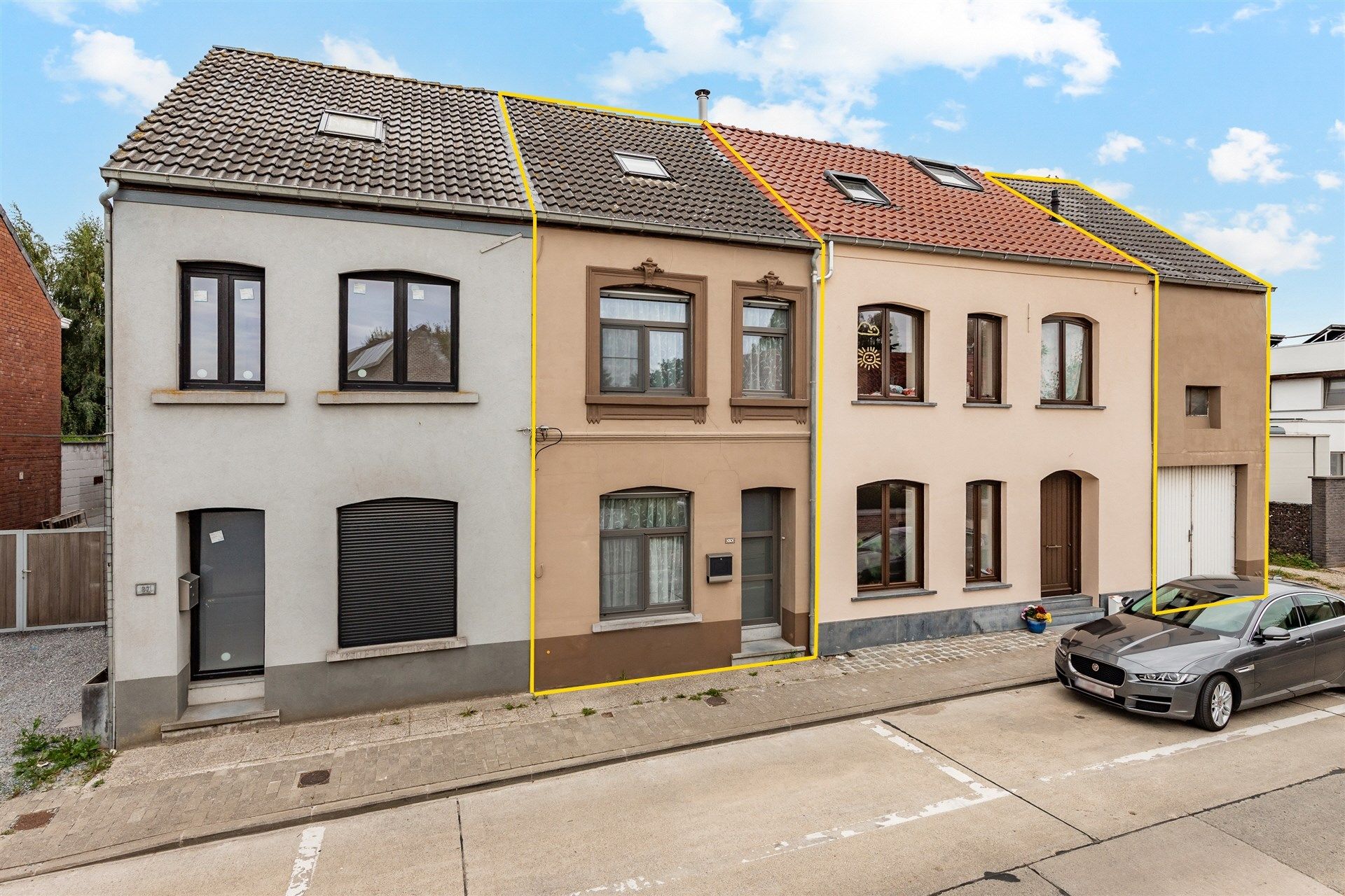 Gezinswoning met vier slaapkamers, garagegebouw en grote tuin op 1705 m² foto 2