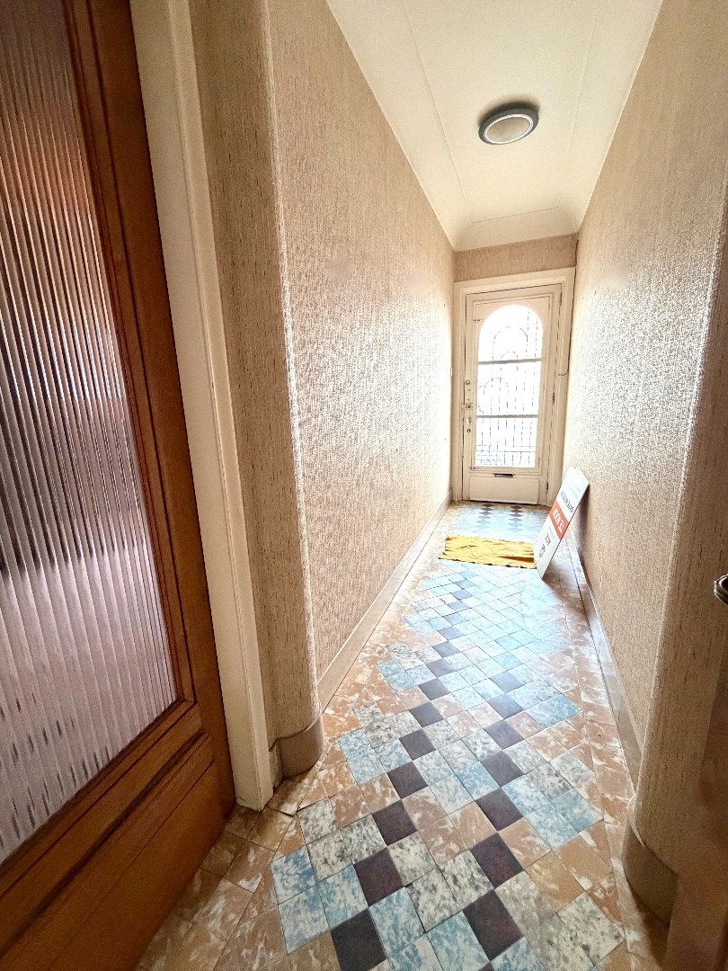 Te renoveren rijwoning met 4 slaapkamers en tuin in Kortrijk foto 2