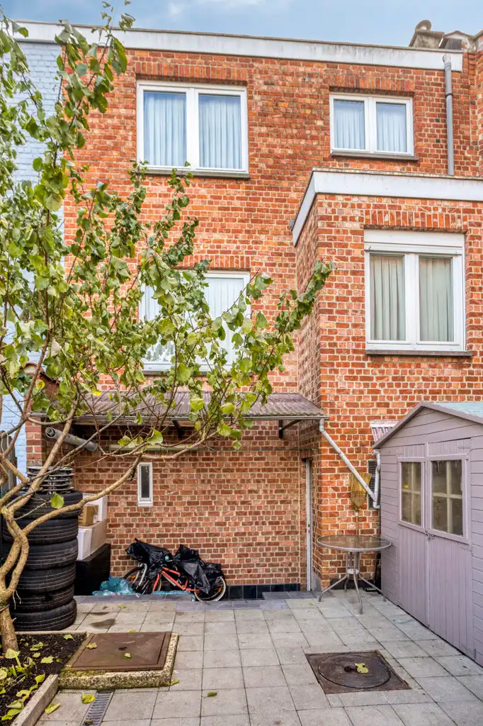 Gerenoveerde bel-étage woning met garage foto 29