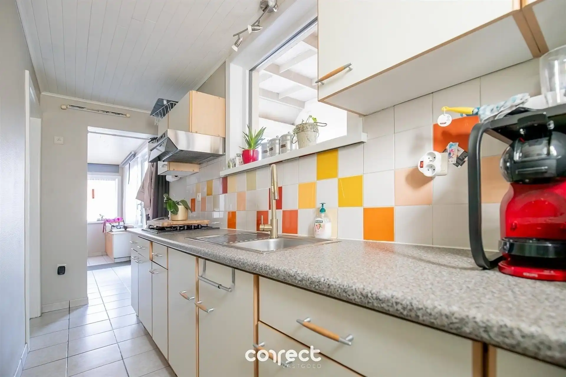 Halfopen bebouwing met ruime oprit, garage, carport en 3 volwaardige slaapkamers. foto 11