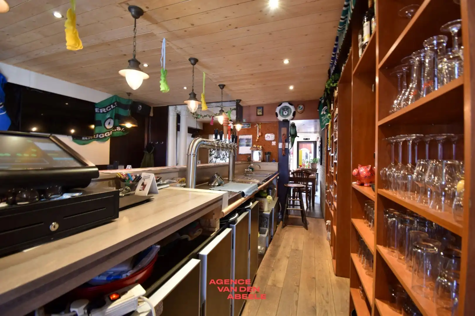 Handelspand bestaande uit eethuis met café en privé woonst foto 14