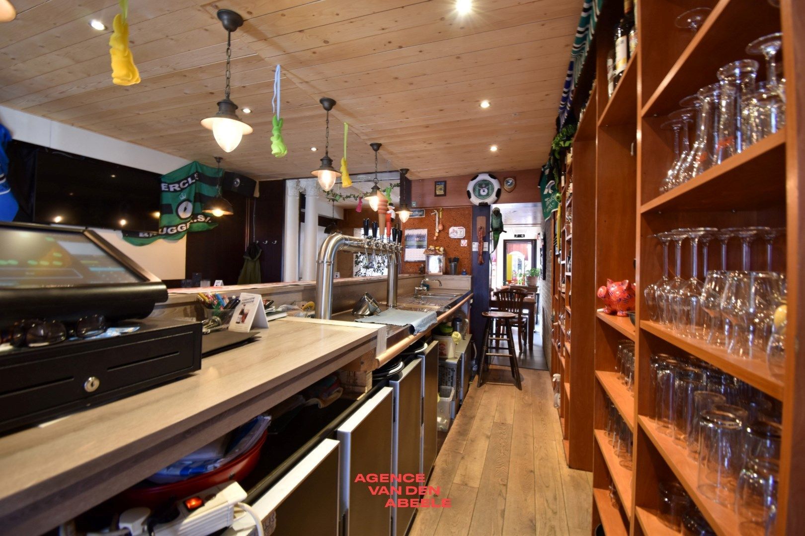 Handelspand bestaande uit eethuis met café en privé woonst foto 14