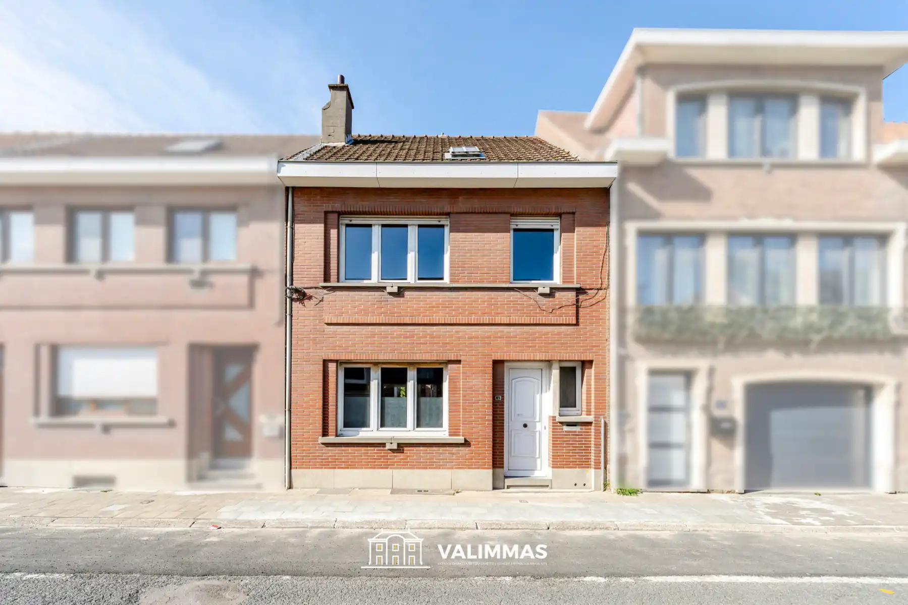 Hoofdfoto van de publicatie: Degelijke, maar nog op te knappen woning met grote tuin...