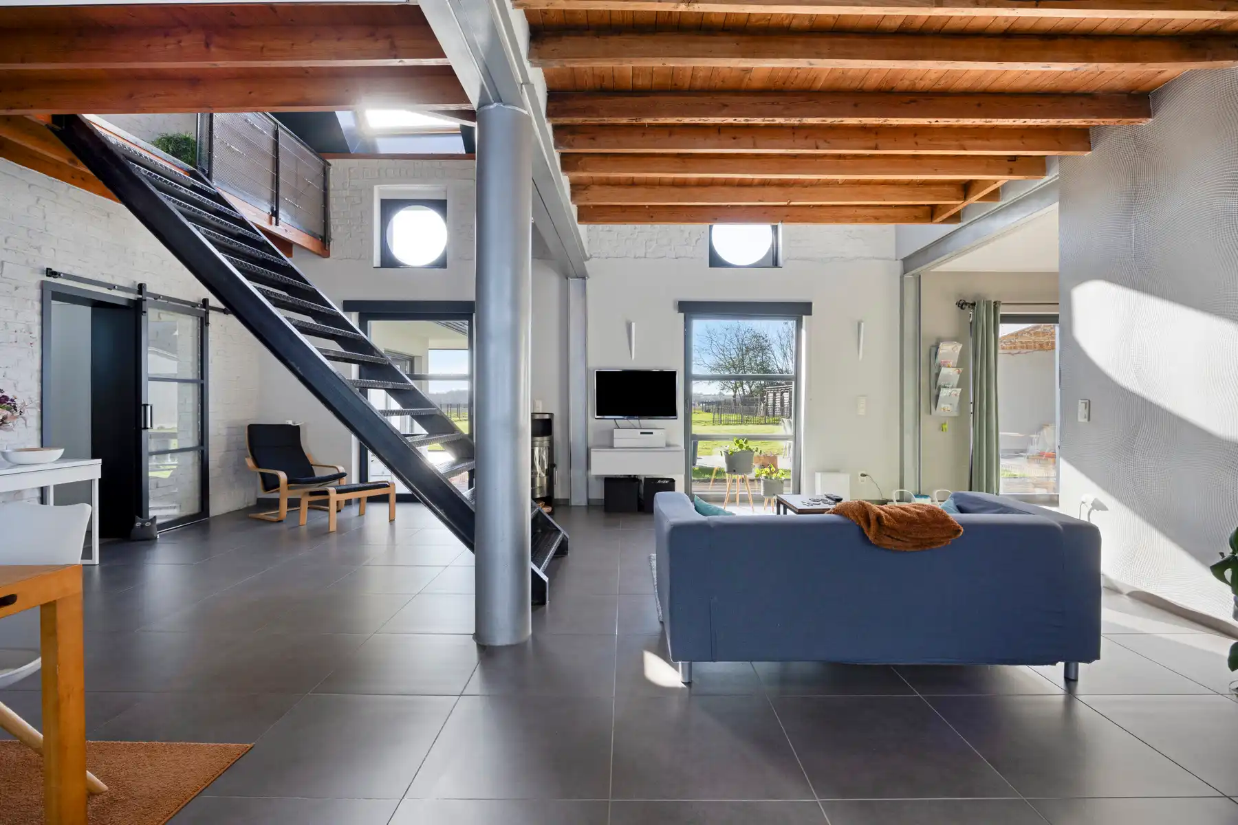 Woning met bijhorende zorgwoning / zelfstandige ruimte foto {{pictureIndex}}