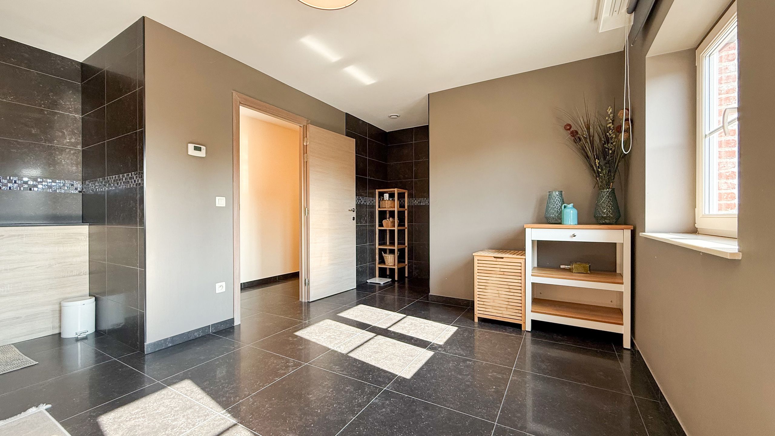 Karaktervolle nieuwbouw villa met 6slpks te Houthalen! foto 29