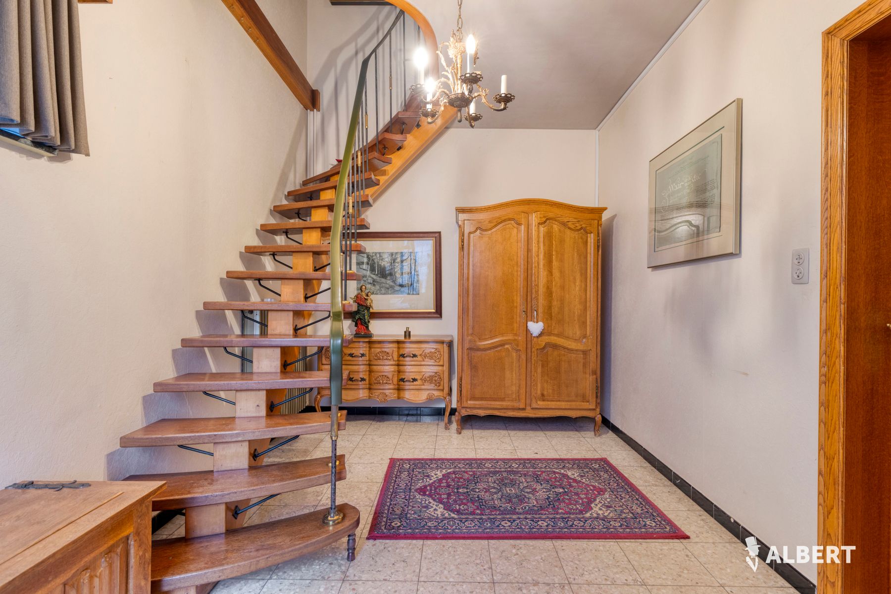 Woning met 3 slaapkamers en tuin in rustige straat foto 2