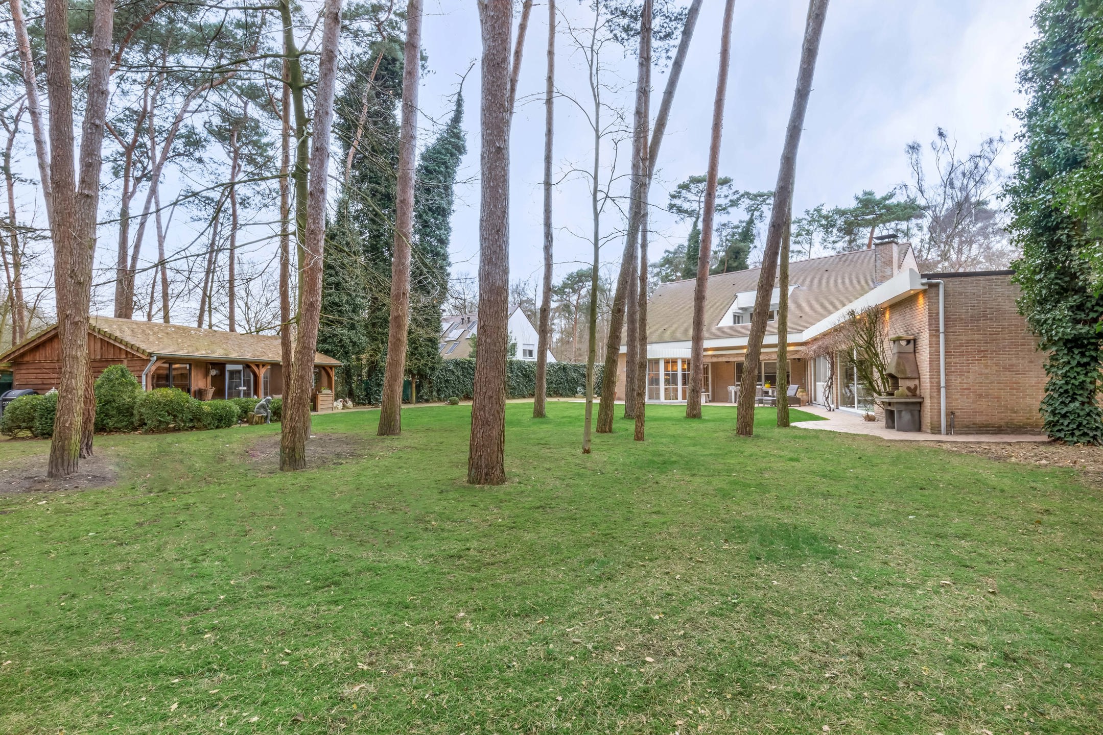 Prachtige Villa in groene omgeving foto {{pictureIndex}}