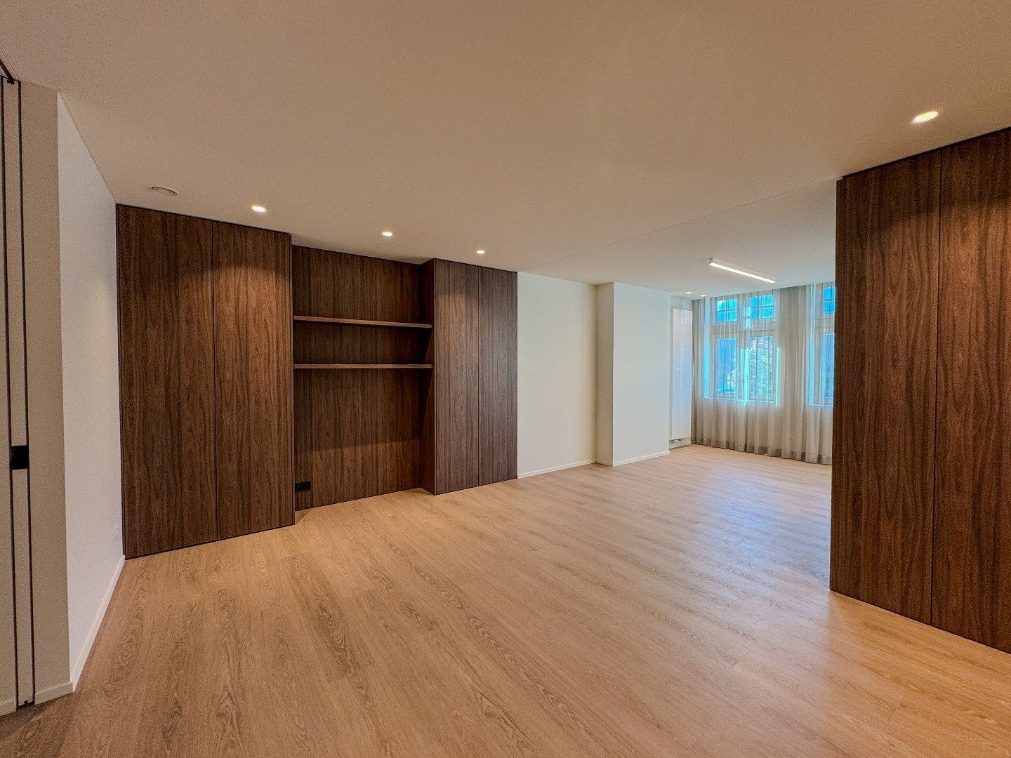 Ruim appartement met 2 slaapkamers en terras in het centrum. foto 3