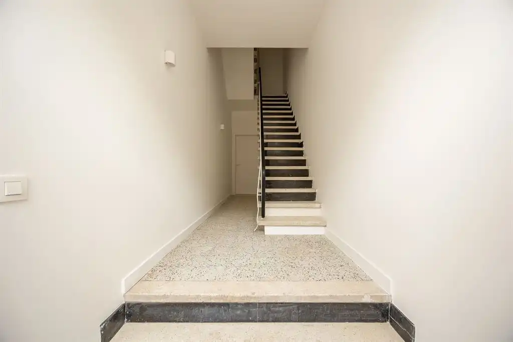 Gerenoveerd gelijkvloers appartement met grote tuin foto 16