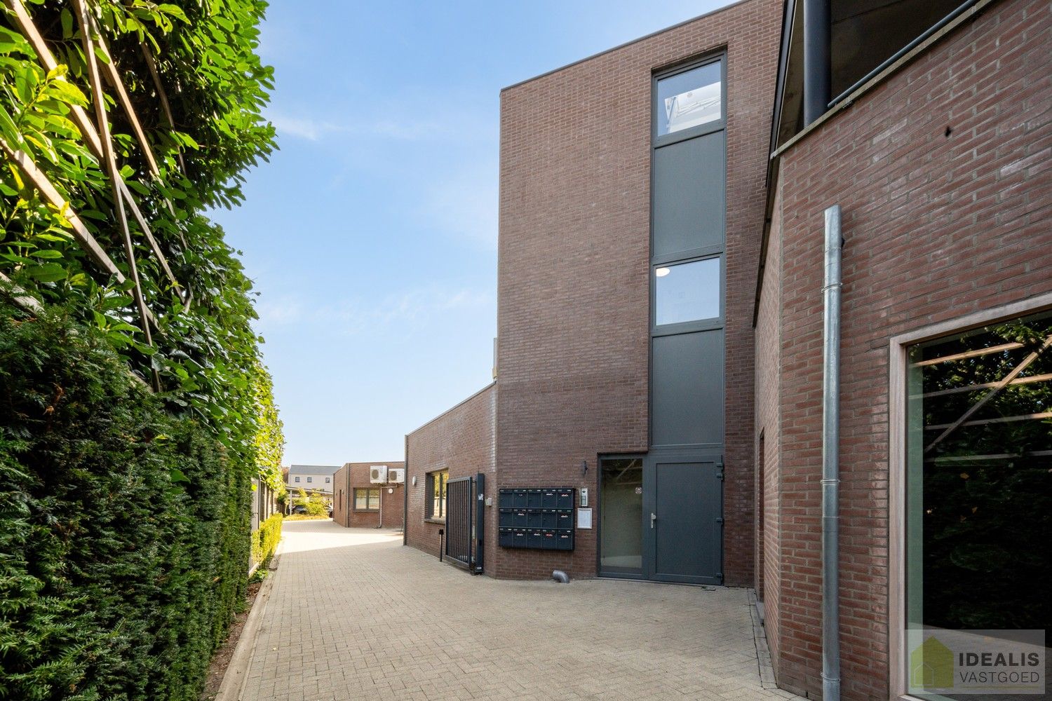 IDEALIS VASTGOED - INSTAPKLAAR APPARTEMENT MET 2 SLAAPKAMERS, AANGENAME LEEFRUIMTE MET AANSLUITEND TERRAS, ONDERGRONDSE PARKEERPLAATS EN BERGRUIMTE. Zeer geschikt voor kandidaten op zoek naar betaalbare woonruimte in nieuwstaat vlak bij de stadskern van Bree! foto 4