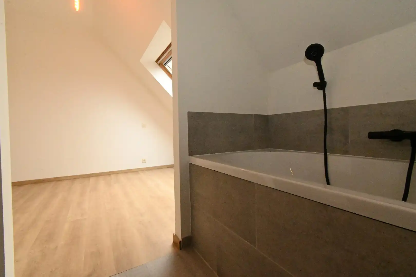 Dakappartement met 2 slaapkamers gelegen dorpskern Knesselare foto 26