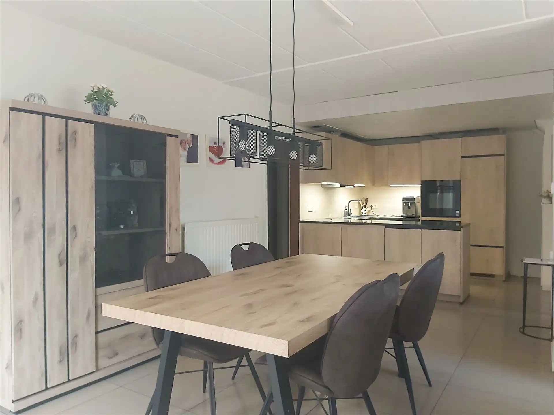 Instapklaar, gelijkvloers appartement met 2 slaapkamers, 2 garages en klein tuintje (via oprit bereikbaar) met overkapping in Maasmechelen! foto 5