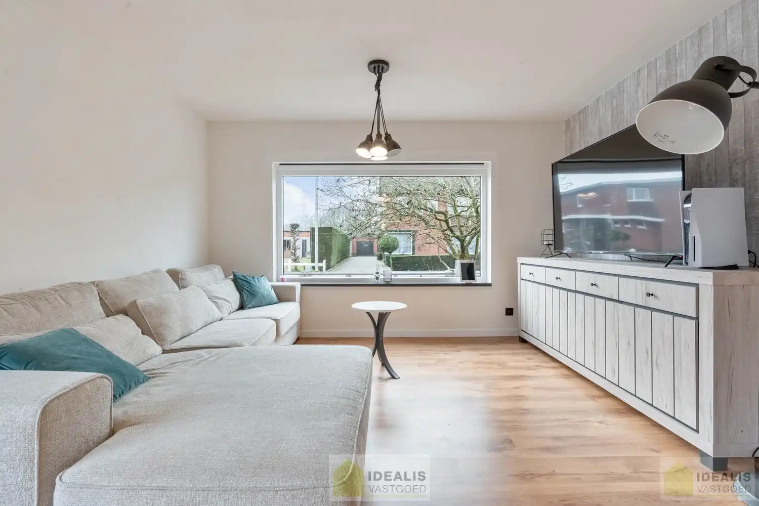 INSTAPKLARE GERENOVEERDE BUNGALOW MET LICHTRIJKE LEEFRUIMTE EN AANSLUITEND ZEER RUIME MODERNE KEUKEN, BADKAMER, VERANDA EN 3 GOEDE SLAAPKAMERS OP EEN KNAP PERCEEL VAN 9A 48A. DAARNAAST IS DE WONING VOLLEDIG ONDERKELDERD! Deze goed ingedeelde woning omvat +-145m² bewoonbare oppervlakte verdeeld over een lichtrijke woonkamer met aansluitend een zeer ruime moderne keuken, badkamer, veranda, 3 goede slaapkamers en tevens is de woning volledig onderkelderd. De woning is gelegen op een aangenaam perceel van 9a 48ca vlakbij het centrum van Bree, op fietsafstand van winkels, horeca en scholen,… Zeer geschikt voor kandidaten op zoek naar een gerenoveerde woning die ruimte en rust biedt doch dicht bij allerlei faciliteiten is gelegen. foto 10