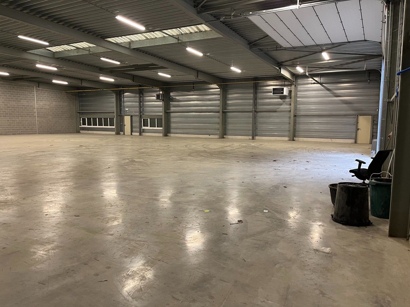 750m² opslagruimte met kantoor foto 15