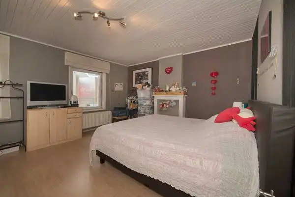 Ruime driegevelwoning in goede staat van onderhoud met 3 slaapkamers, grote tuin en aanbouw te bereiken via zij-ingang (rechts naast de woning), op een perceel van meer dan 18 are foto 16