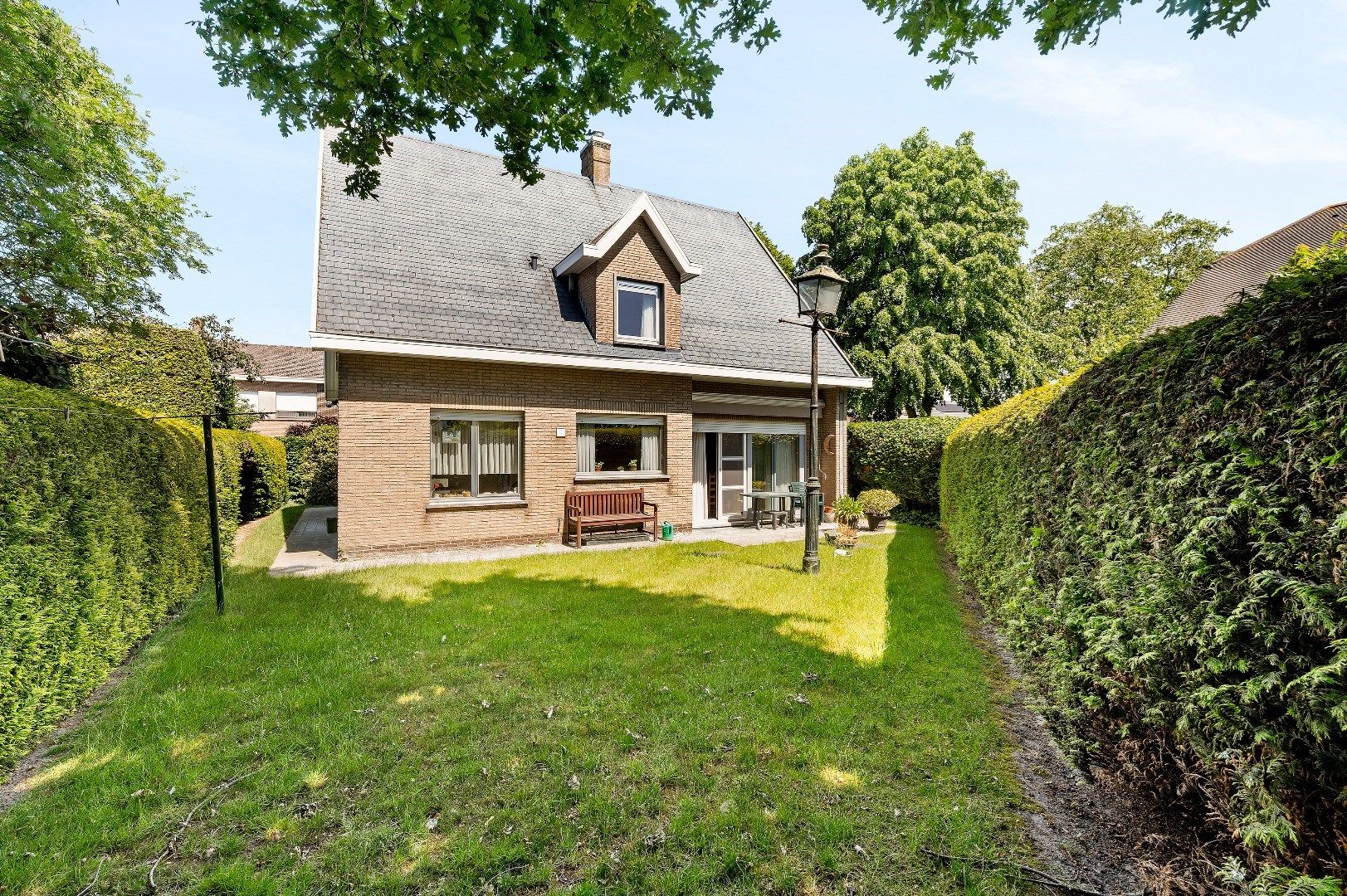Villa met 3 ruime slaapkamers, garage en tuin in het centrum. foto 17