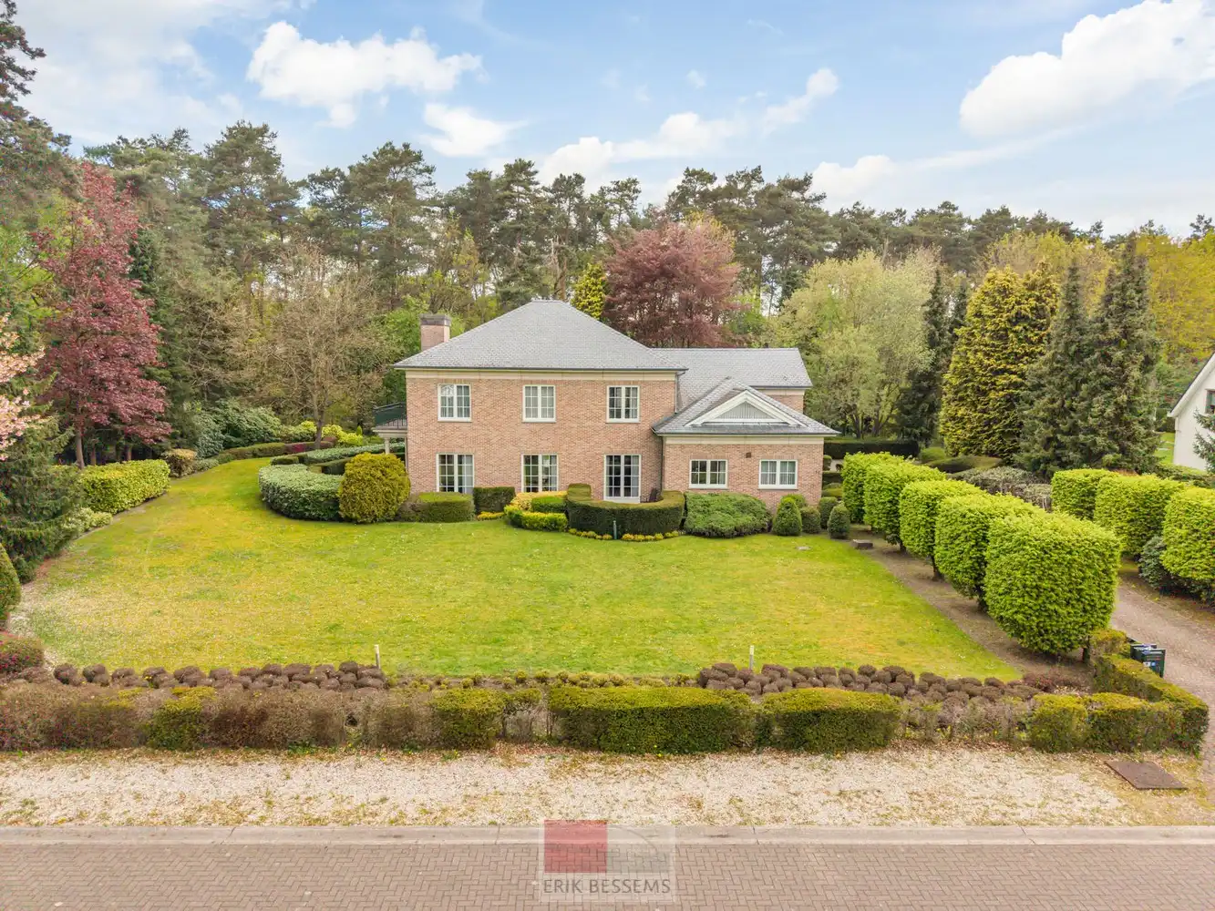 Exclusieve villa met natuurleien dak, gelegen op een unieke toplocatie in het prachtige Maasmechelen, gelegen op een perceel van 3295m². foto 27