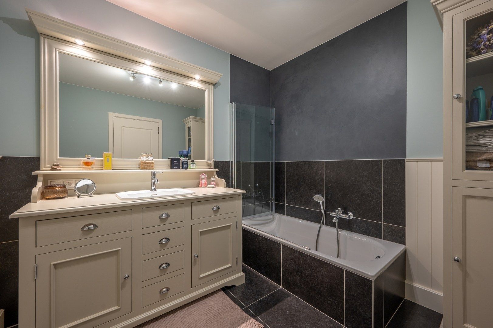 Perfect instapklaar appartement met 2 grote slaapkamers mooie terrassen! foto 11