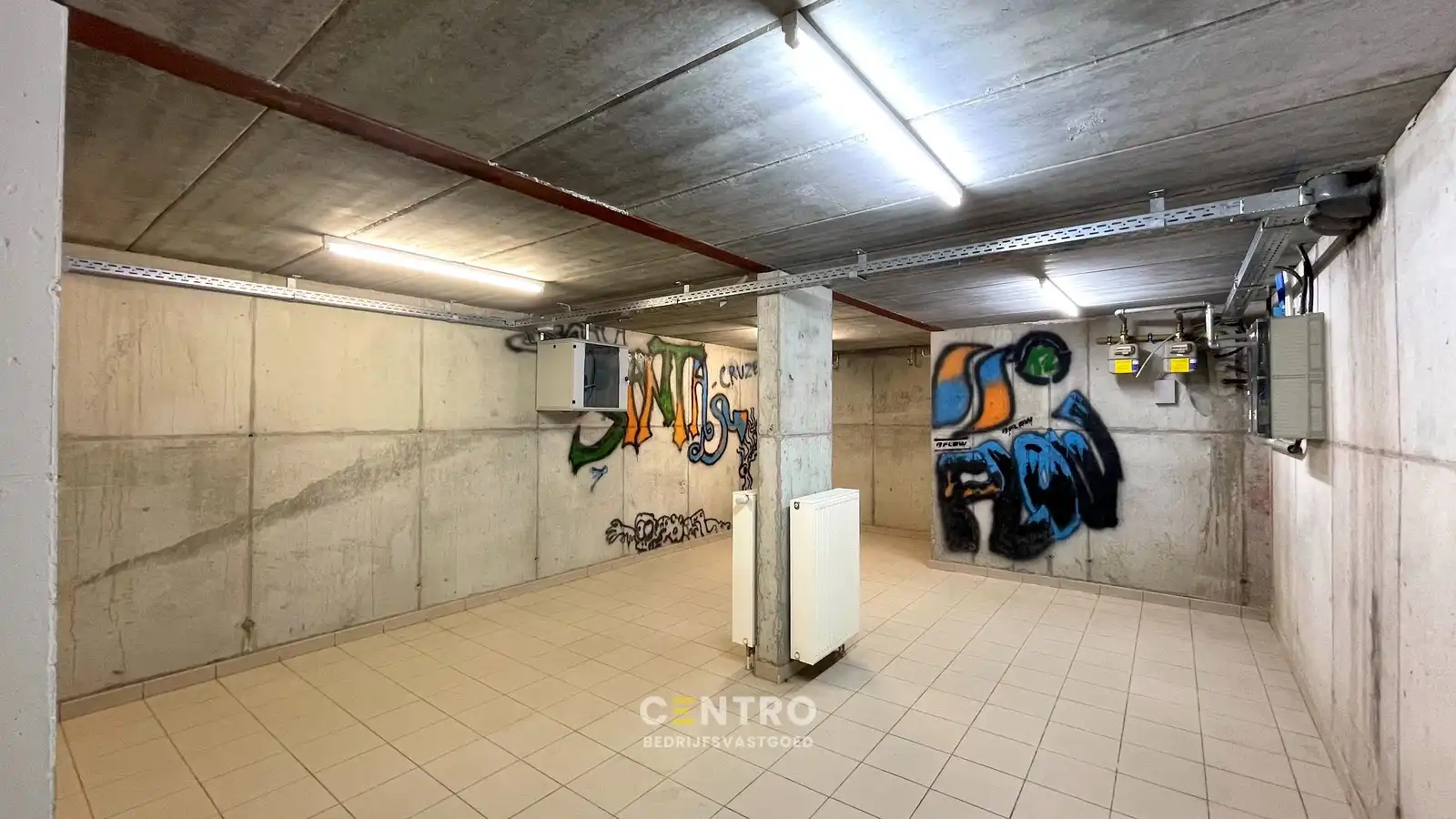 Instapklare & goed geïsoleerde KANTOORRUIMTE met ruime KELDER te huur, langs een strategische invalsweg van Brugge centrum. foto 10