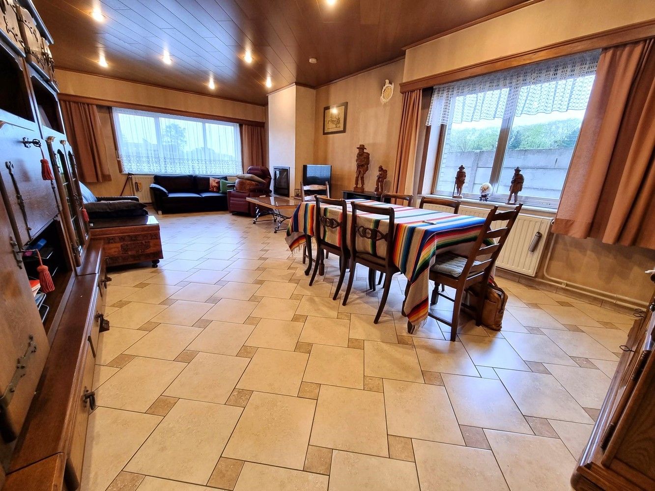 Zeer ruime woning met 6 slaapkamers, 2 woonkamers, 2 keukens, inpandige garage en groot bijgebouw. foto 4