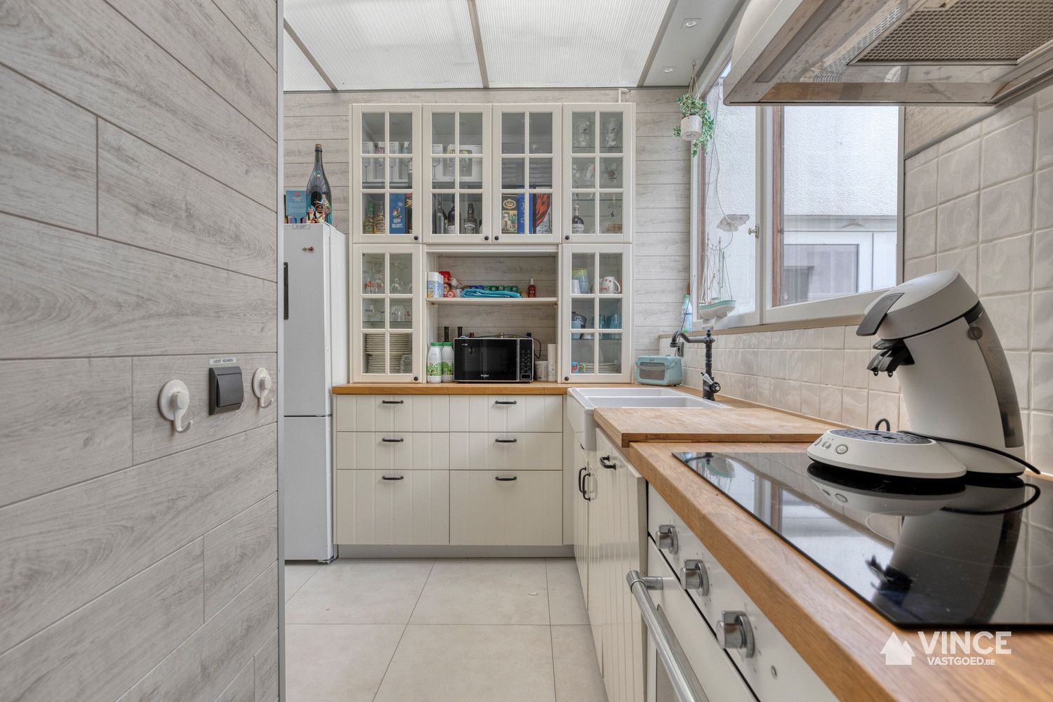 Woning met ruim magazijn foto 9