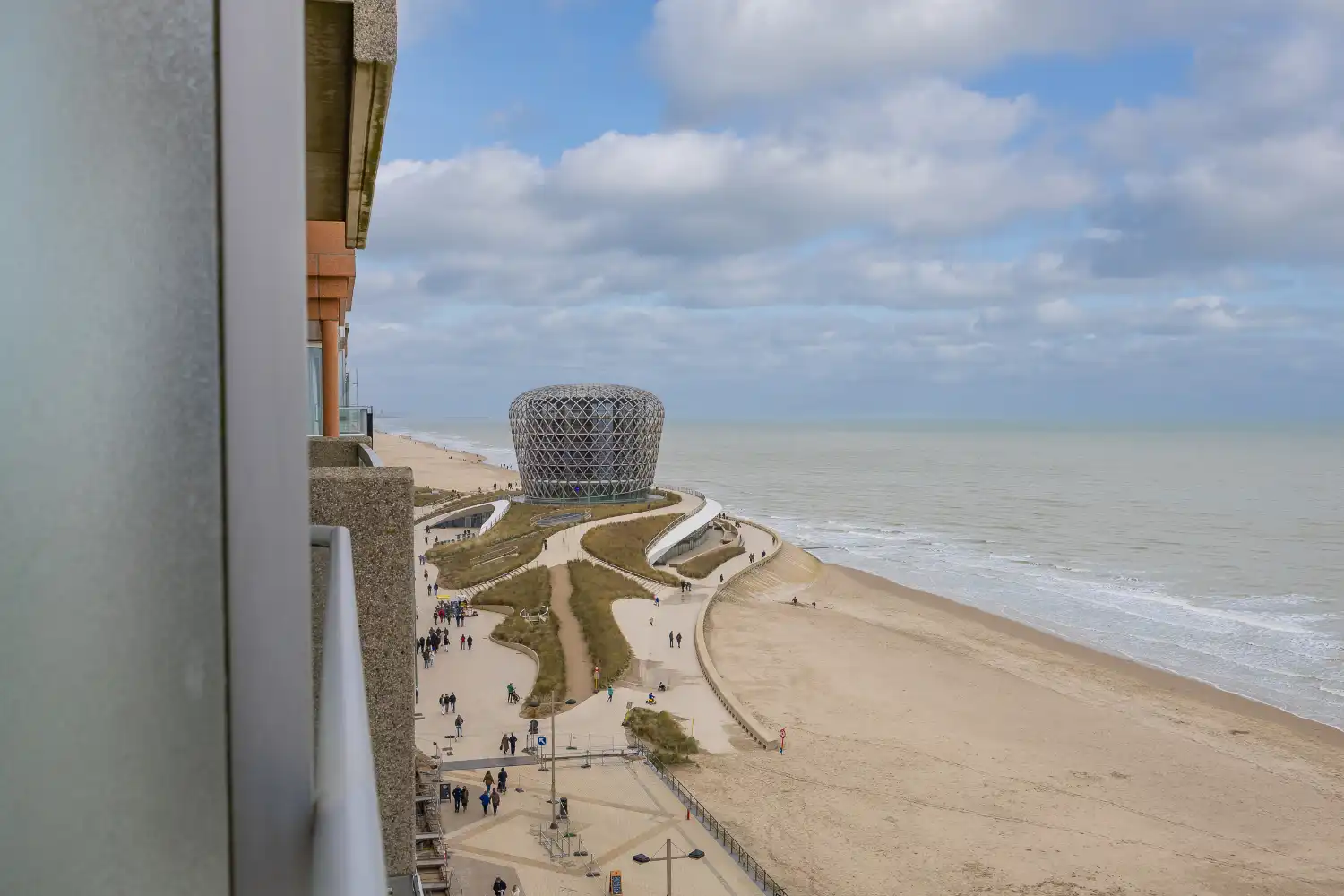 Luxe appartement op de zeedijk met panoramisch zeezicht en zuidgericht terras foto 8