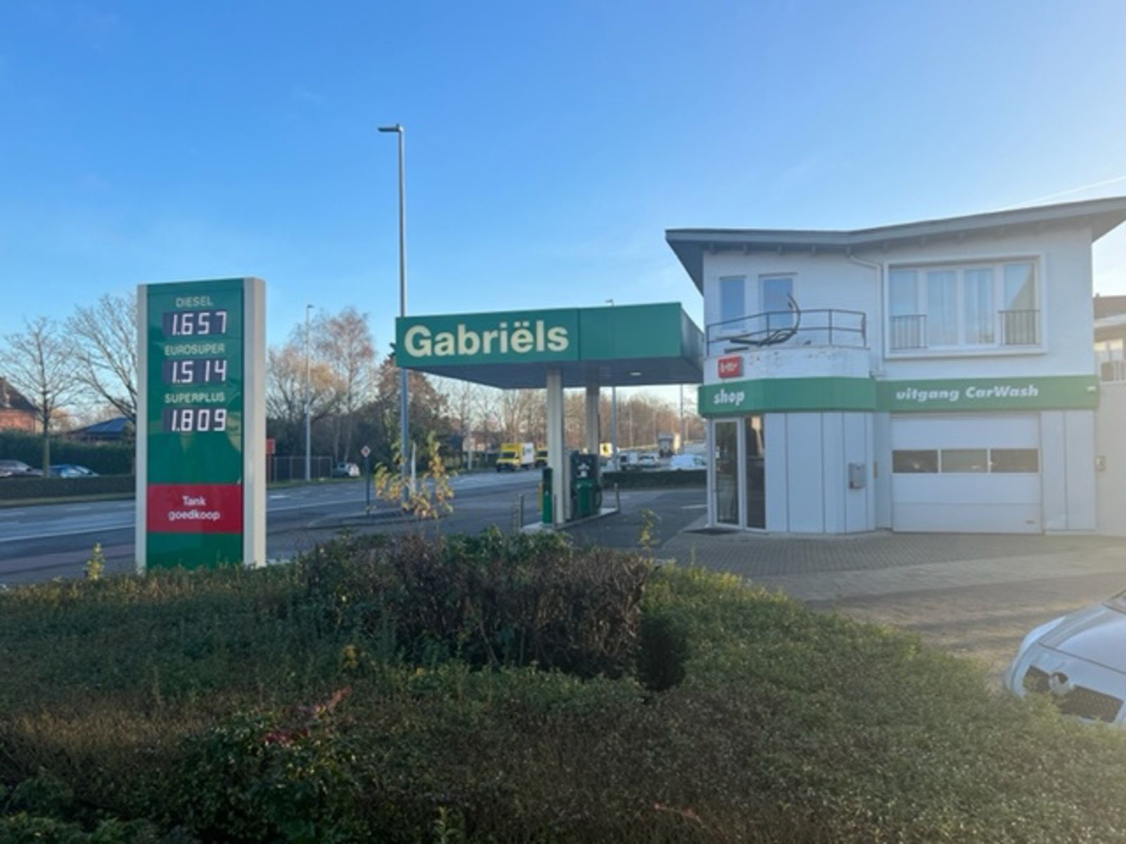 Tankstation met winkel & gebouw foto 3