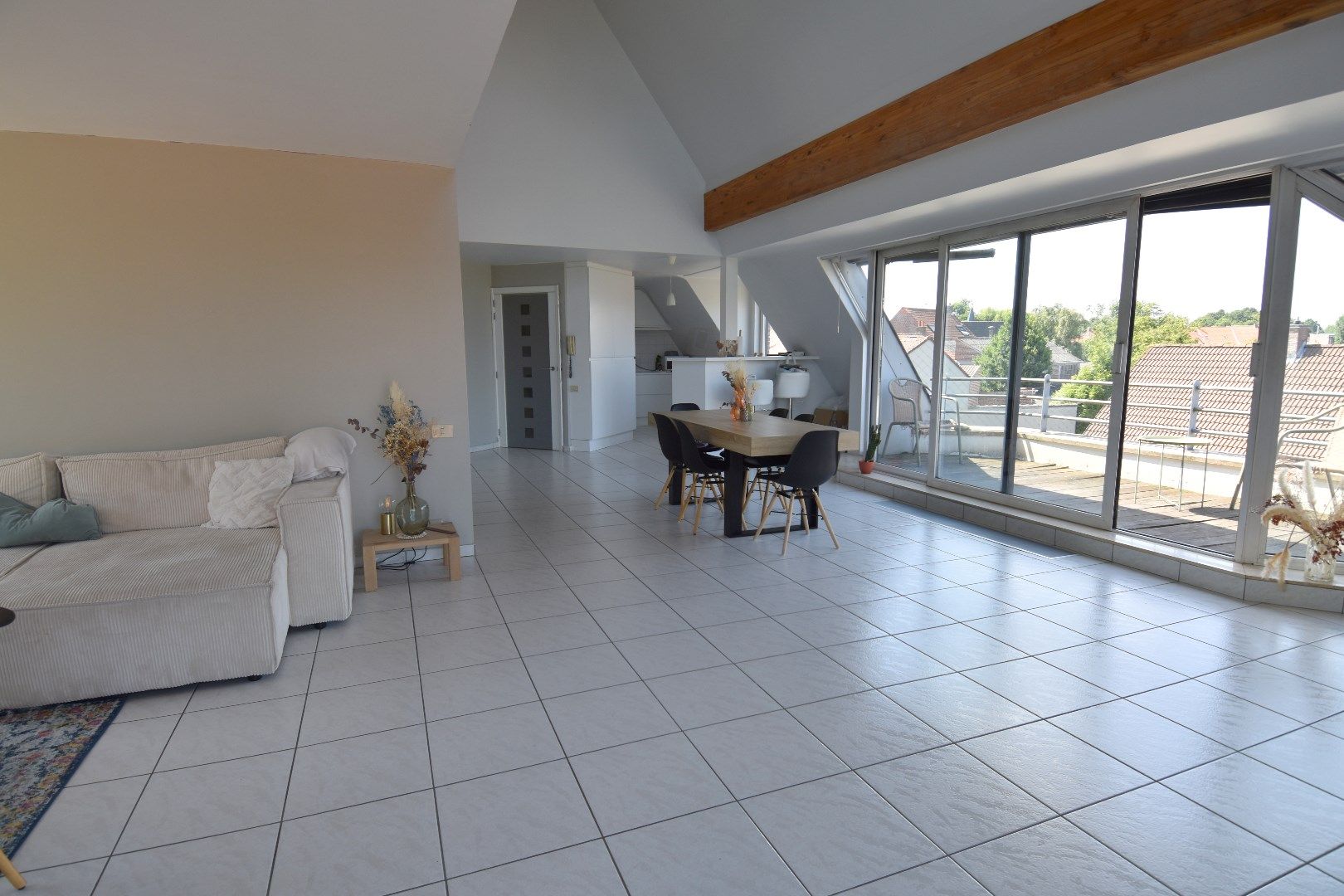 Prachtig, lichtrijk en ruim 3 slaapkamer dak appartement in Rollegem foto 4
