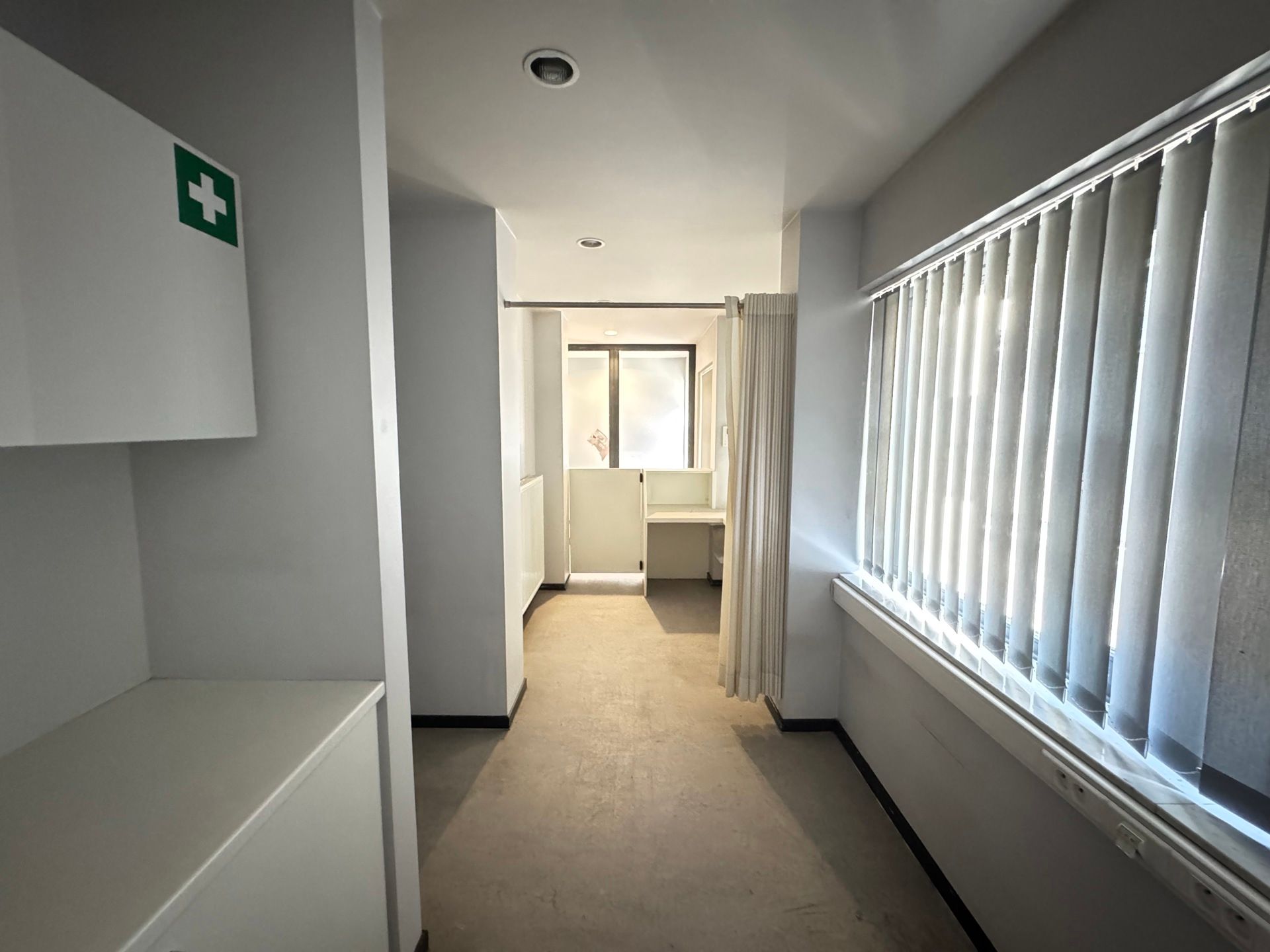 Instapklaar handelspand met praktijkruimte achteraan foto 4