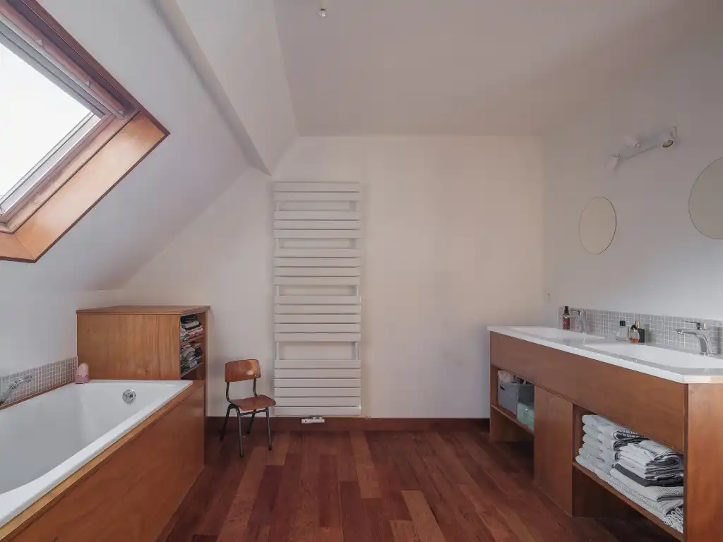 Uniek gerenoveerde, instapklare woning op fietsafstand van het stadscentrum met aangename buitenruimtes (terras en stadstuin) en 3 volwaardige slaapkamers. foto 12