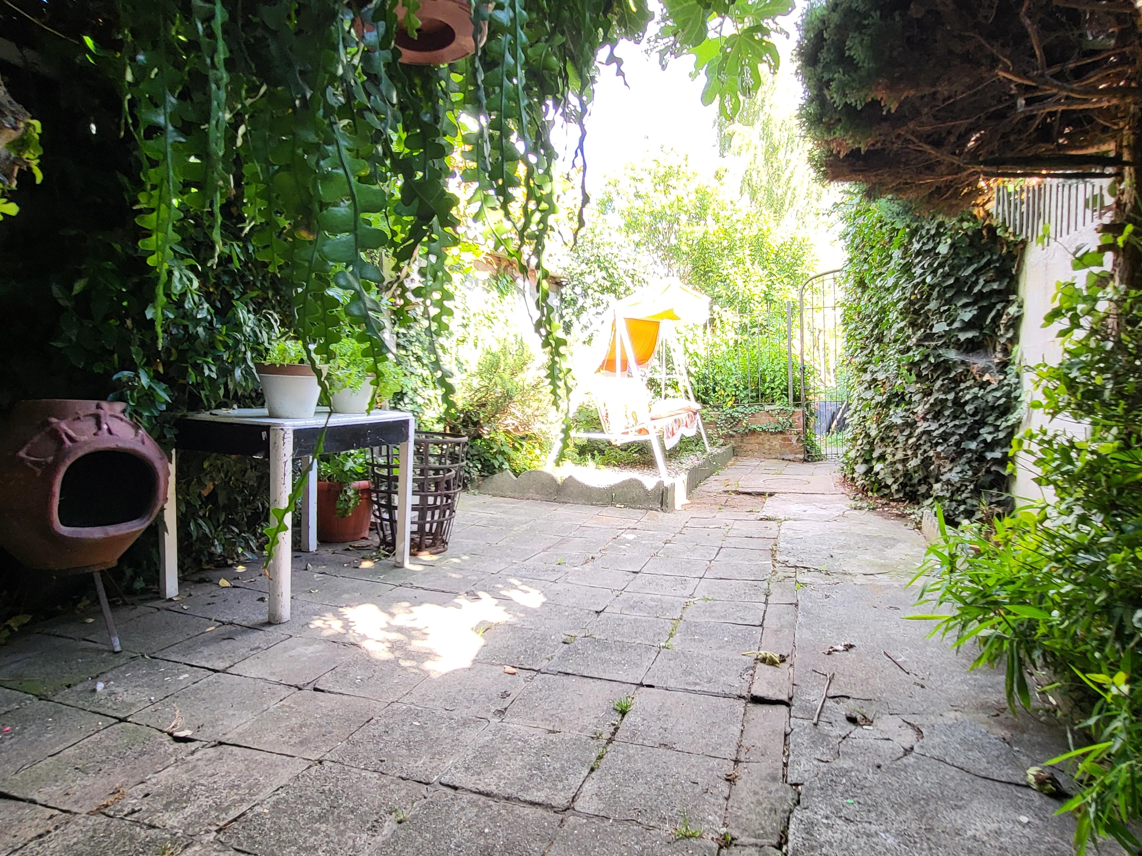 Prachtig gerenoveerde burgerwoning op wandelafstand van het centrum met zuidgerichte tuin.  foto 3