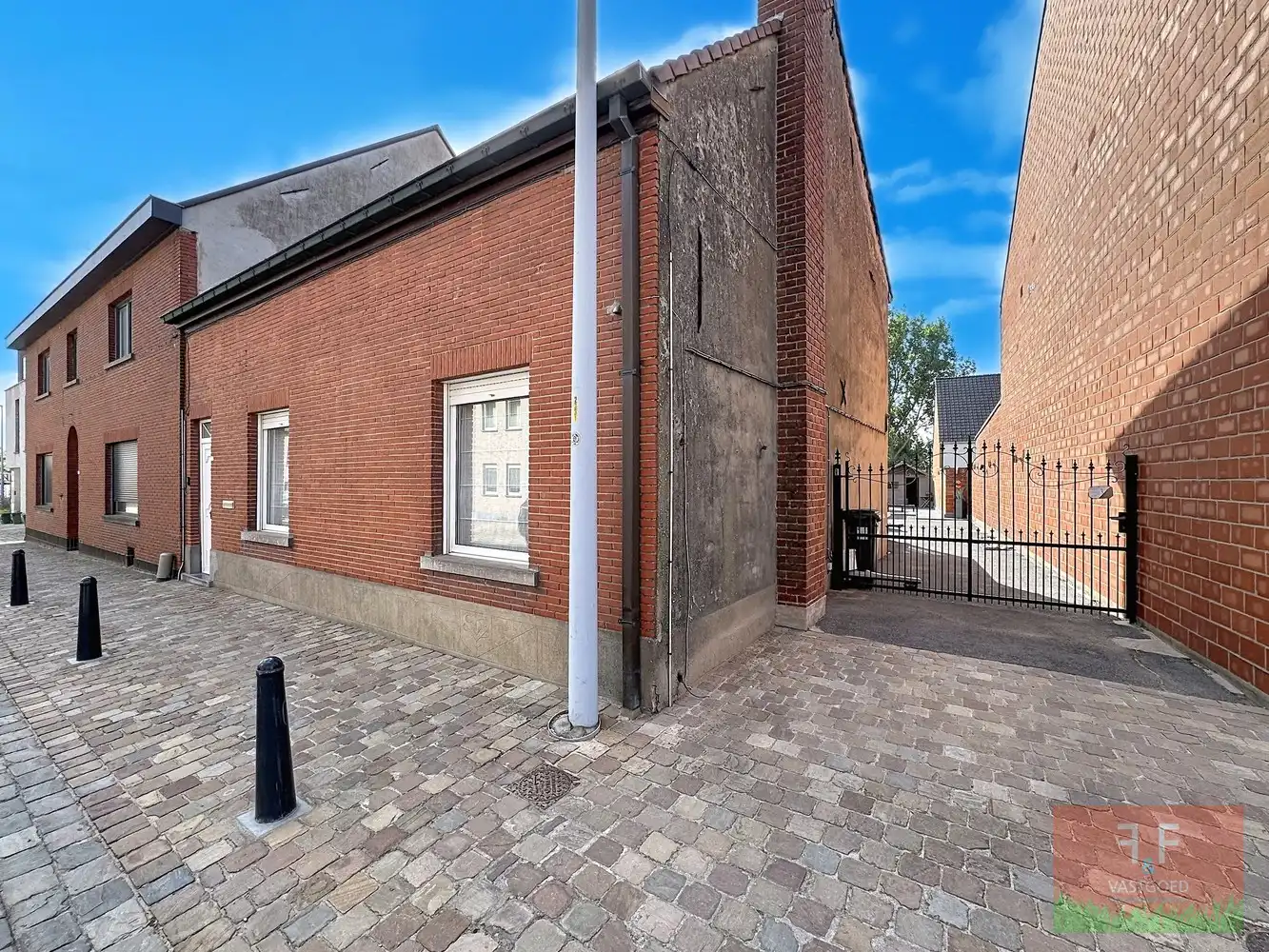 Halfopen bebouwing met 5 slaapkamers, ruime garage en grote tuin te Bavegem foto 2