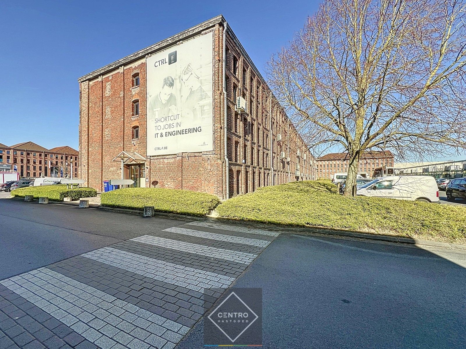 Instapklare, recent GERENOVEERDE, KANTOORRUIMTE op het gelijkvloers (725m²) in het handelscentrum "Pottelberg" te Kortrijk ! foto 2