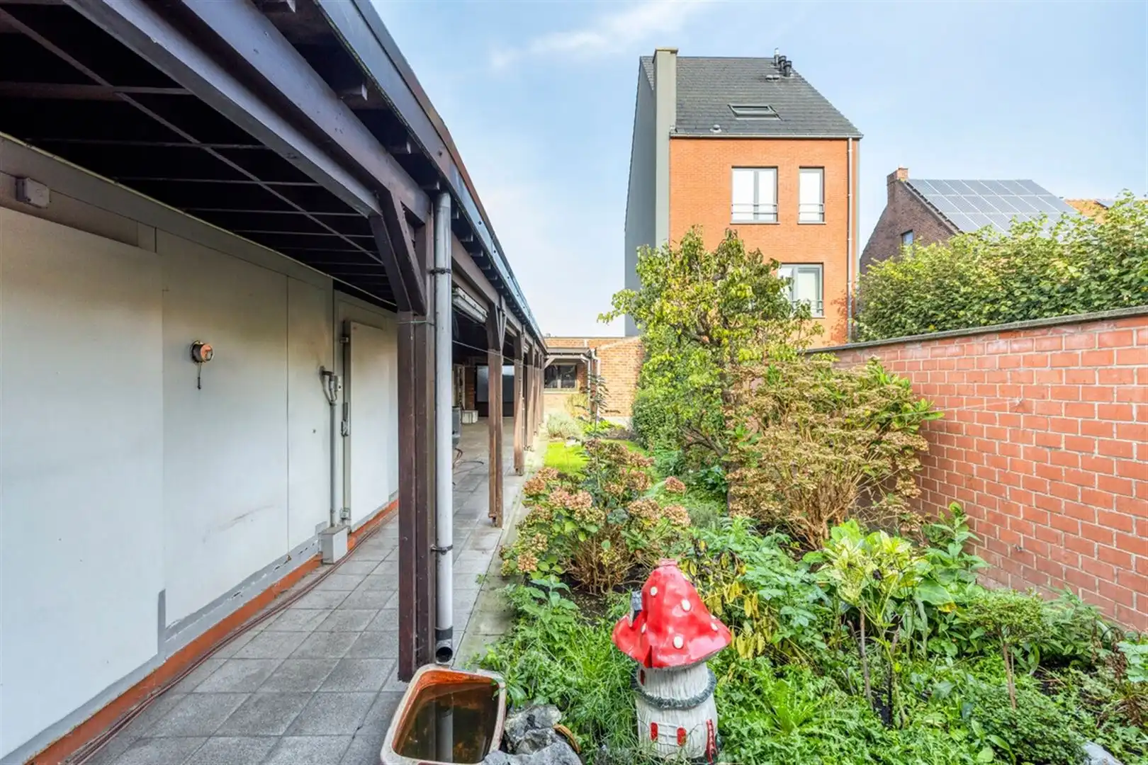 op te frissen ééngezinswoning met tuin en dubbele garage. Vroegere slagerij met woonst. foto 33