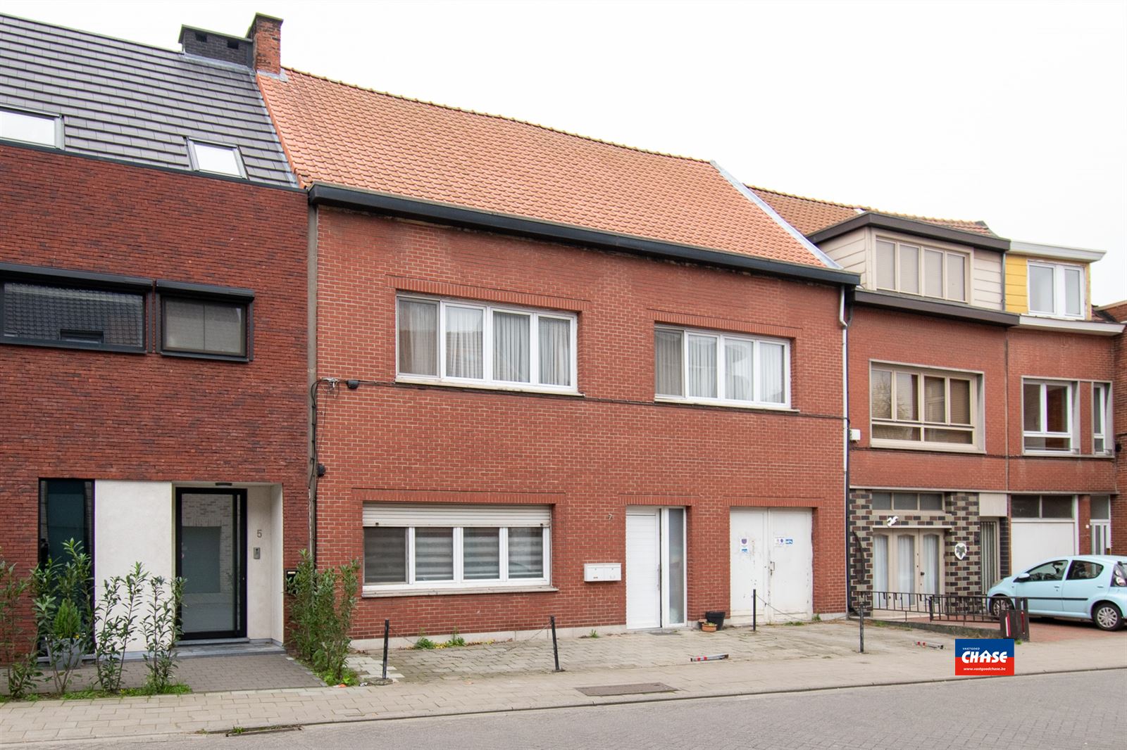 Gebouw met 2 appartementen en 5 garageboxen foto {{pictureIndex}}