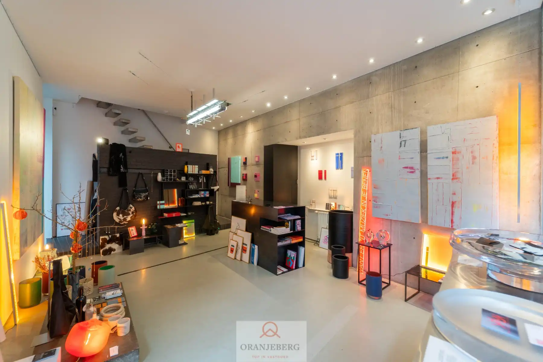 Handelshoekpand Te Huur in gezellig zijstraatje van de Mageleinstraat foto 3