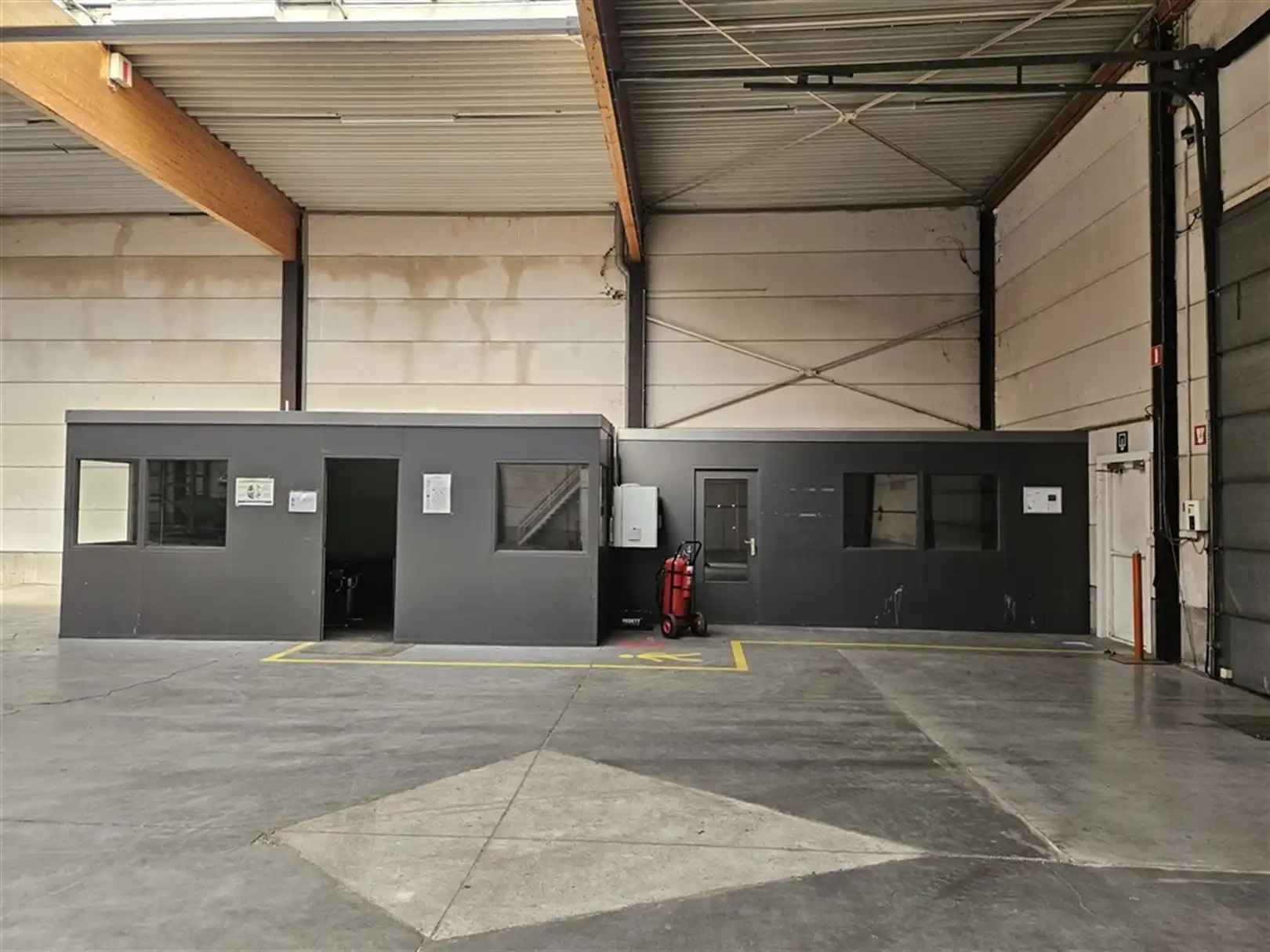 Magazijnen met verhard terrein en kantoren foto 11