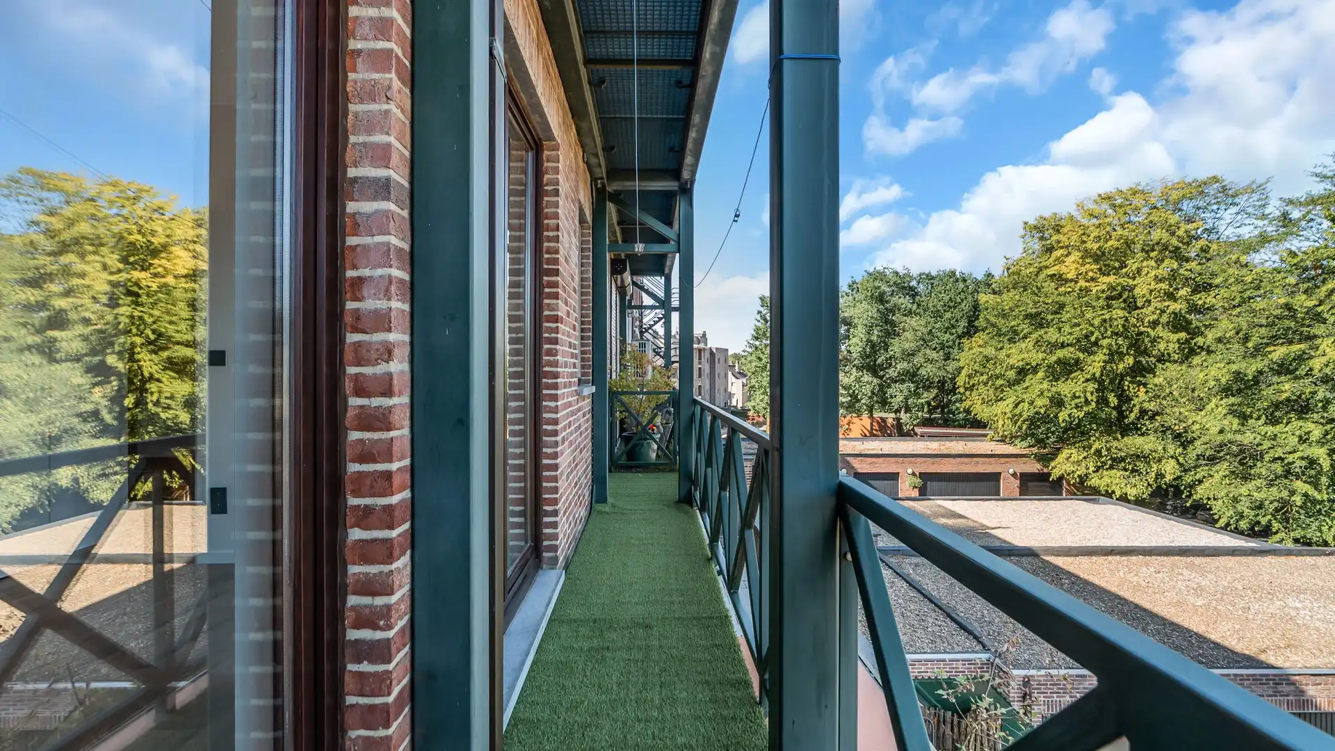 Instapklaar appartement met garage in Genk foto 9