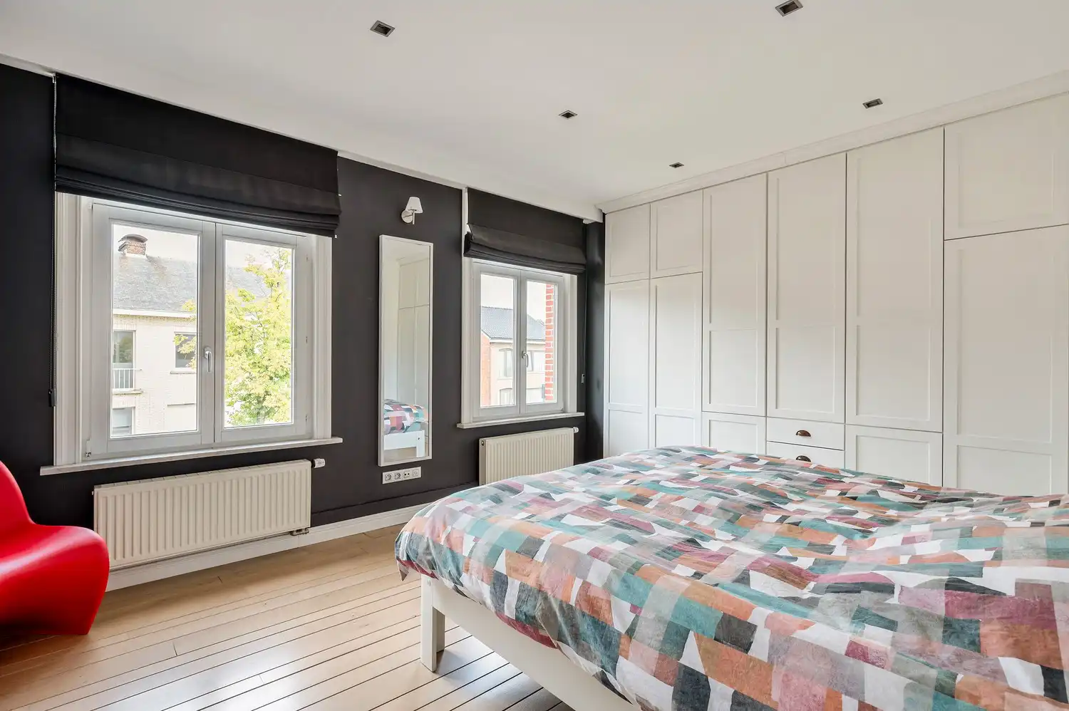 Halfopen woning op toplocatie met zwemvijver en garage. foto 30