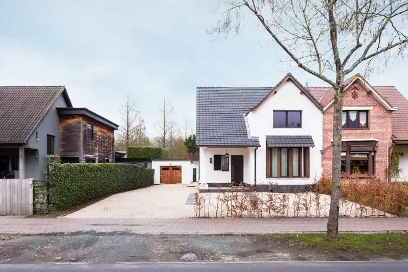 Prachtige woning met meerdere mogelijkheden, wonen en werken combineren of kangoeroewoning. foto {{pictureIndex}}