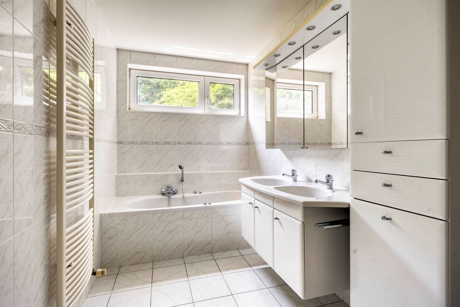 Prachtige moderne villa in rustige wijk foto 19