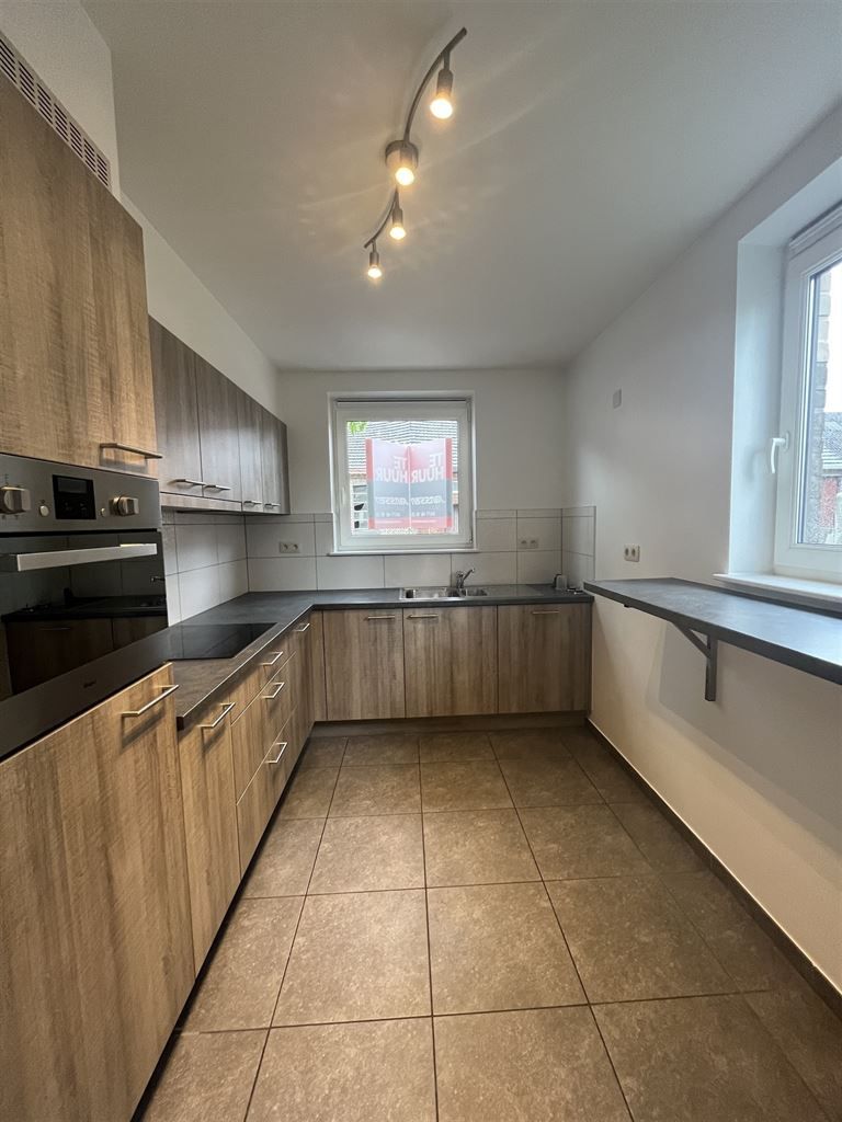 Instapklare stadswoning met 3 slaapkamers, aparte garage en tuintje. foto 7