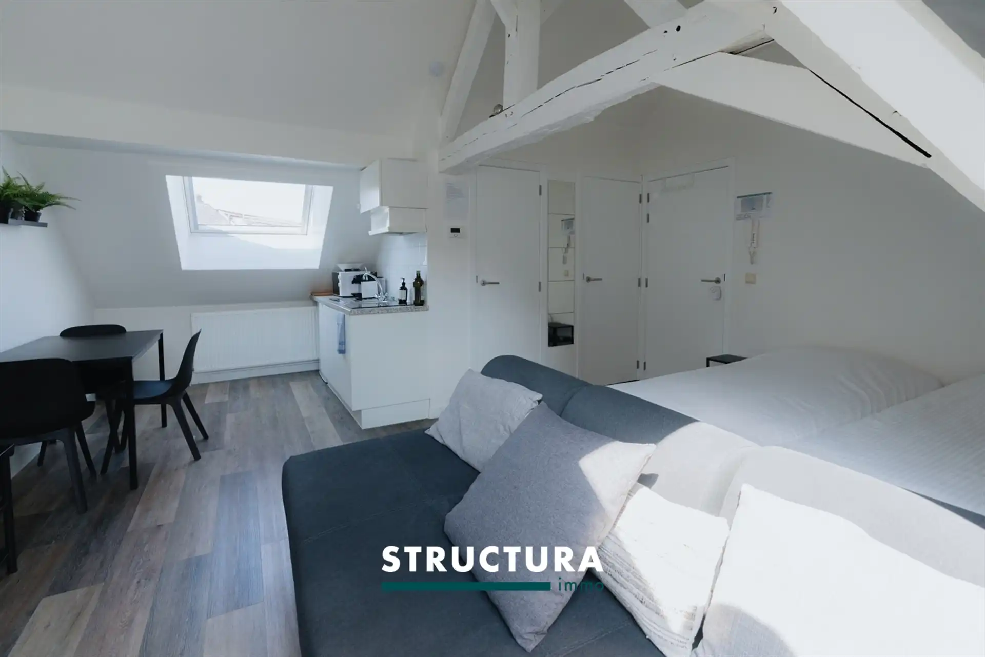 Bemeubelde studio op centrale ligging foto 5